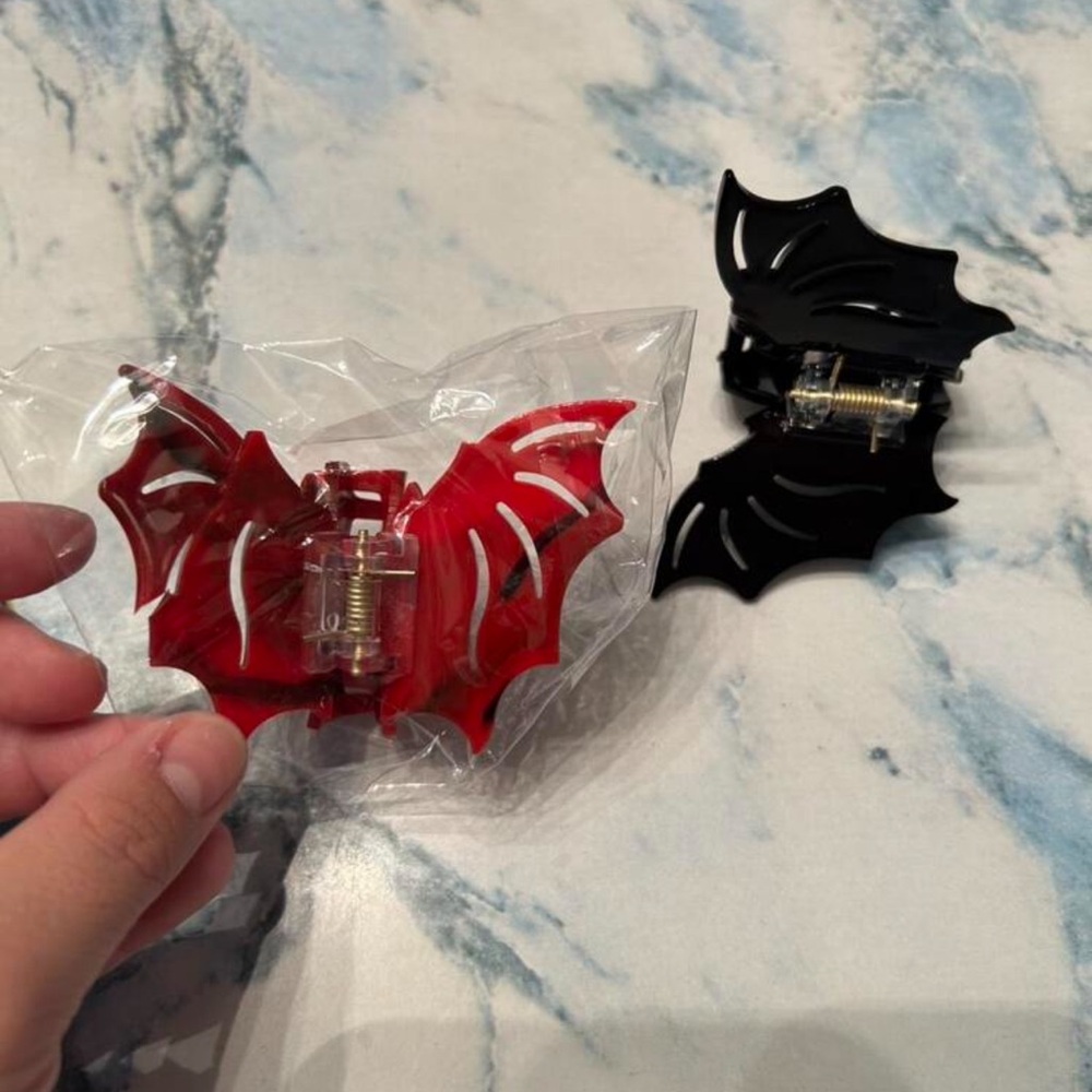 Bat claw hair clip gothic gals  scary goth